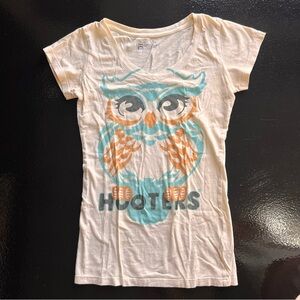 HOOTERS V Neck Women's Cream Short-Sleeve T shirt Top